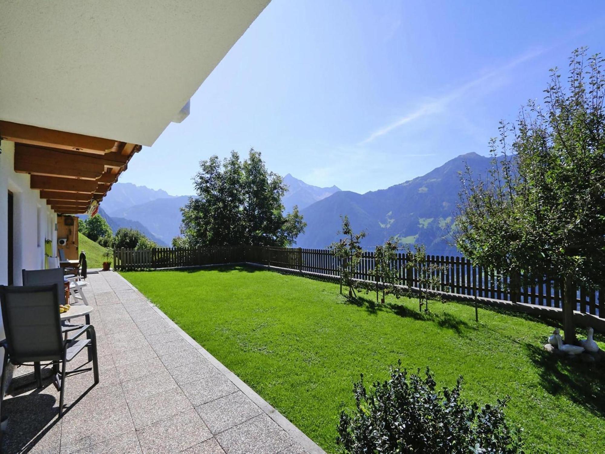 In Hippach Im Zillertal With A View Apartament *